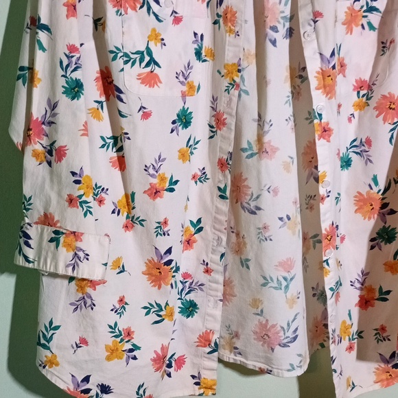Kohl's Croft & Barrow, size 1x, white with purple, orange and green flowers - Picture 3 of 4